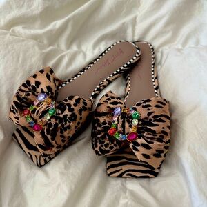 NEW Betsey Johnson bow flat slides